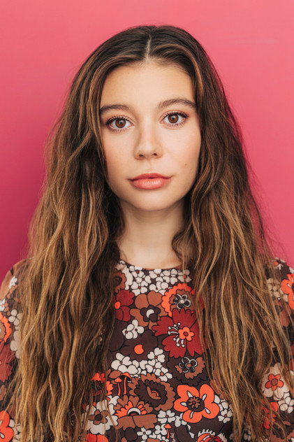 Genevieve Hannelius como Leah