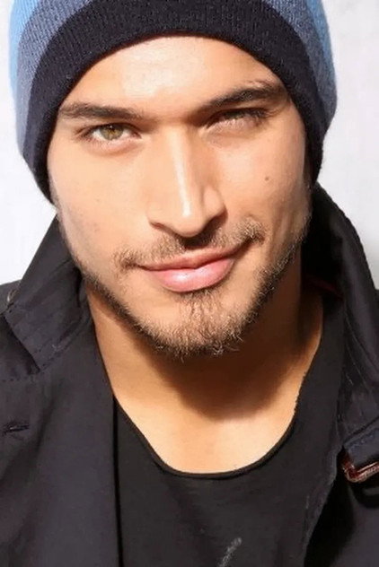 Édgar Vittorino as Carlos