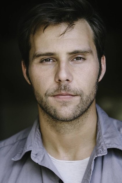 Justin Miles como Travis Romine