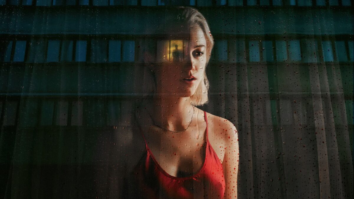 Watcher: Julia sufre un acoso psicológico creíble