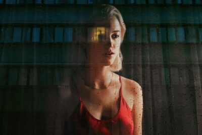 Watcher: Julia sufre un acoso psicológico creíble