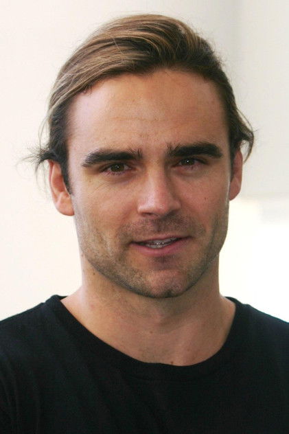 Dustin Clare como Thommo Gibson