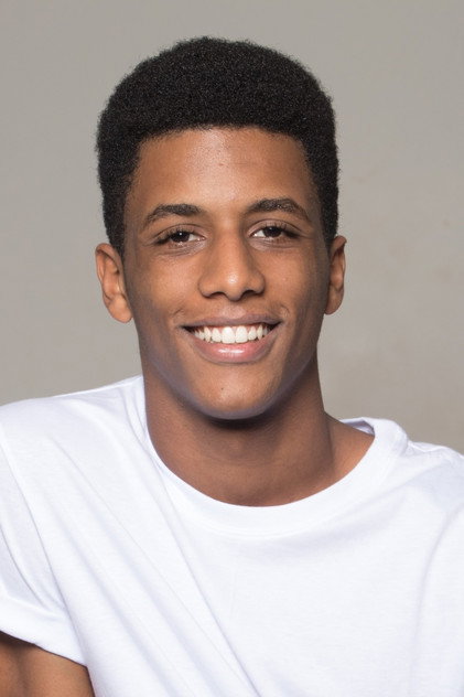 Caio Cabral en tant que Henrique