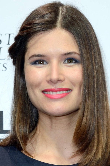 Flavie Péan como Mrs. Brunner