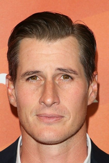 Brendan Fehr como Bradley