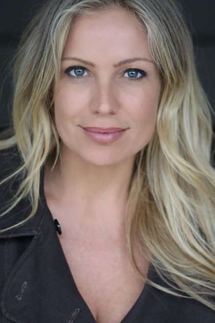 Kate Luyben como Claire