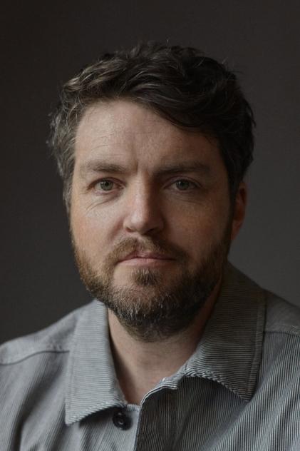 Tom Burke como Sutherland