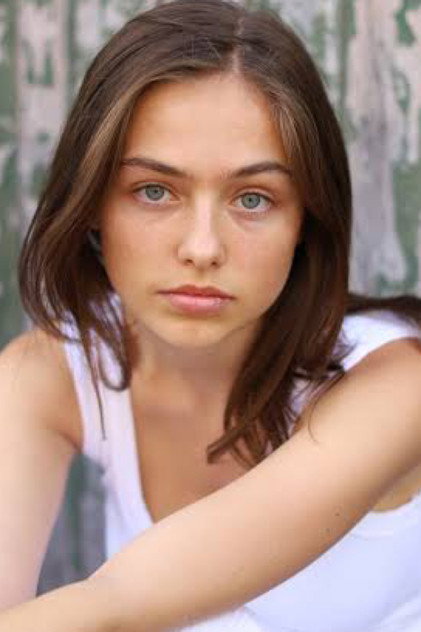 Annabel Wolfe como Wren Radic