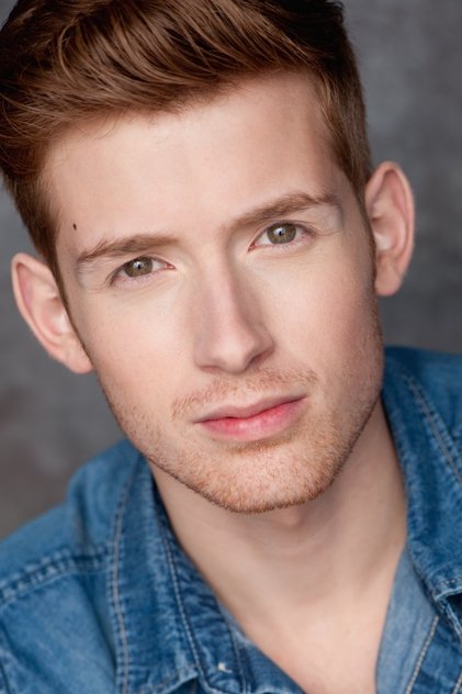 Daniel David Stewart como Max