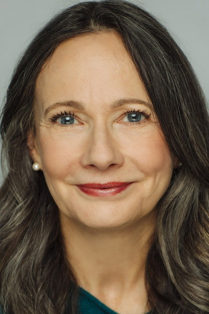 Miriam Smith como Old Woman