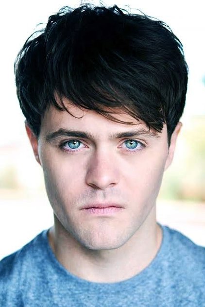 Joey Batey como Jaskier / The Sandpiper