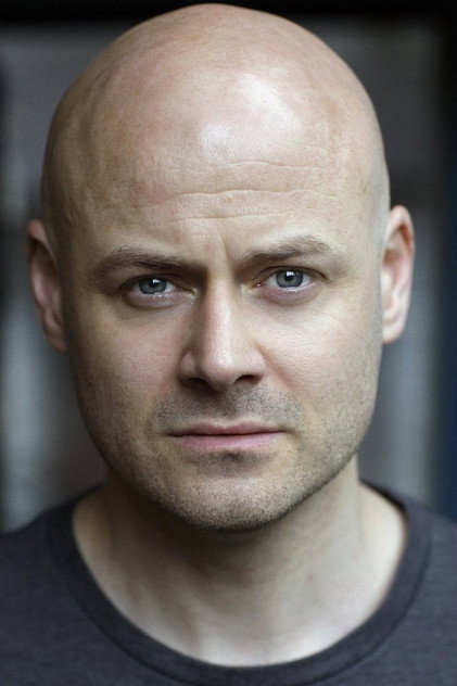 Adam McNamara como Tam