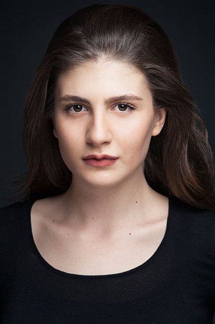Naz Çağla Irmak dans le rôle de Ahu