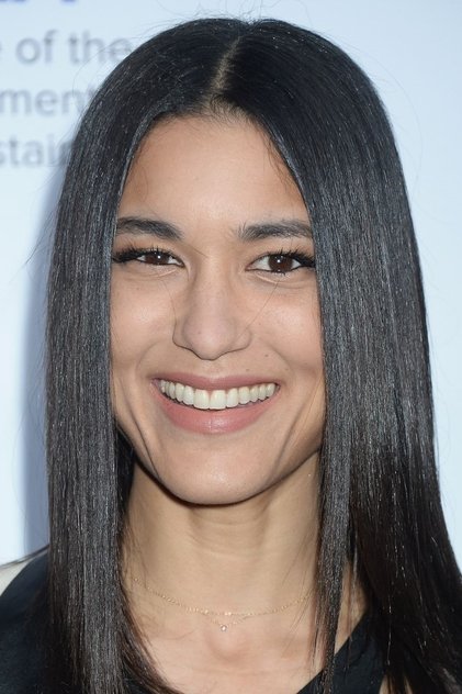 Julia Jones como Anna