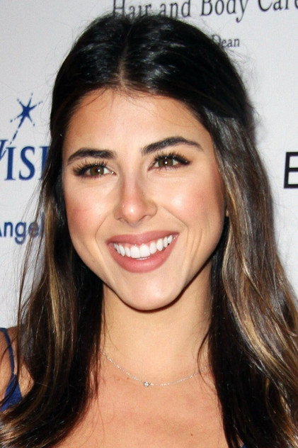 Daniella Monet como Trina Vega