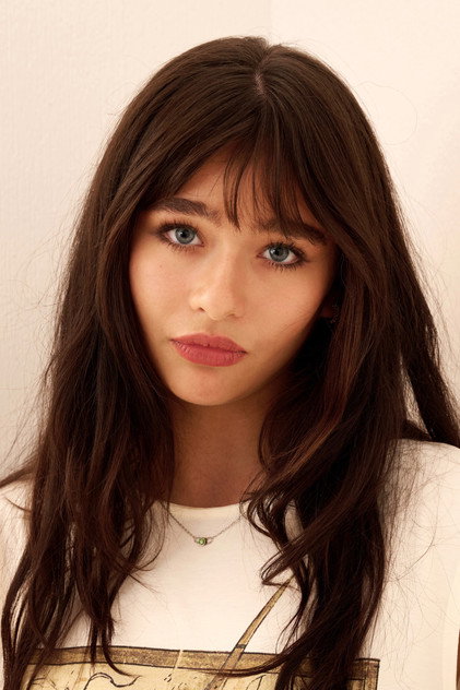 Malina Weissman como Briar Roberts
