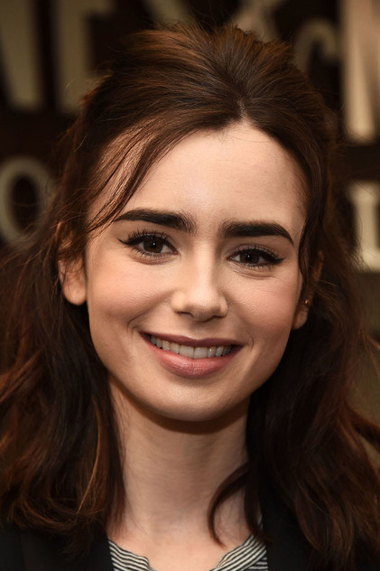 Lily Collins como Lauren Monroe