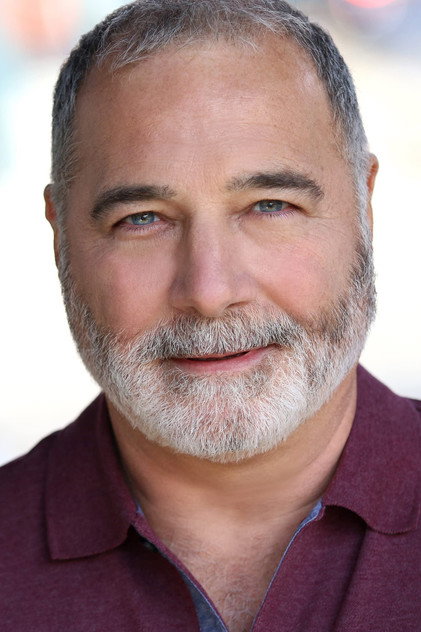 Mitch Poulos como Josef Goodman