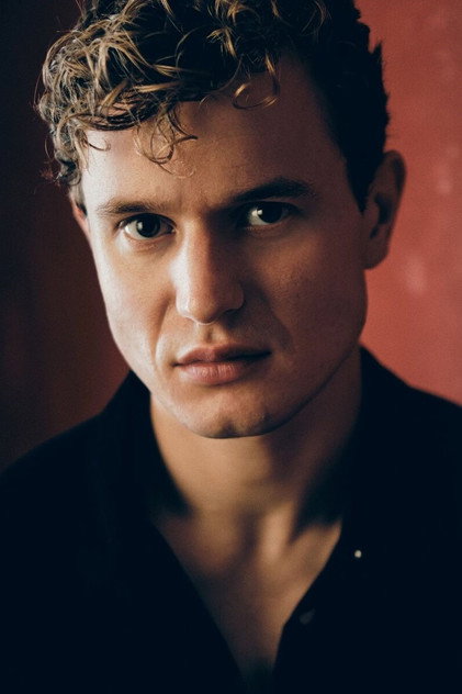 Chris Jenks como Callum Barker