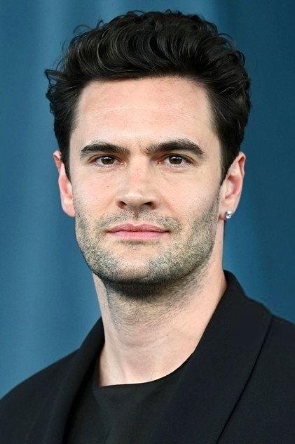 Tom Bateman în rolul Dr. Adam Carlsen