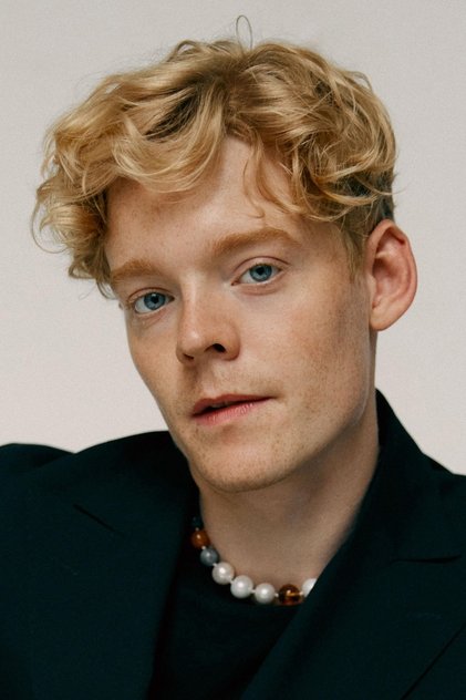 Lucas Lynggaard Tønnesen como Olson