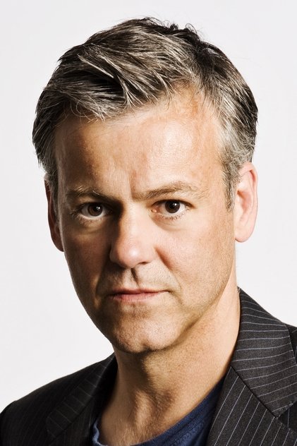 Rupert Graves como Captain Moore