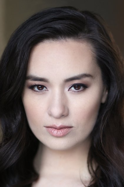 Cara Gee como Françoise