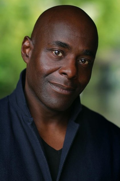 Paterson Joseph como Commander Newsome