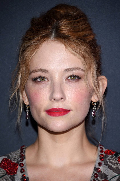 Haley Bennett como Charlotte Russell