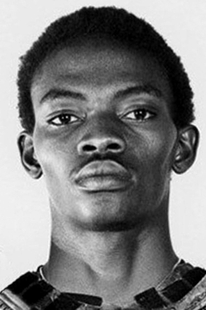 Bolaji Badejo como Alien