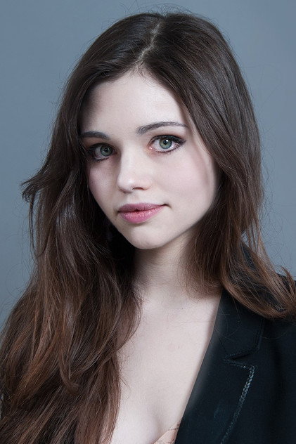 India Eisley nel ruolo di Tillie