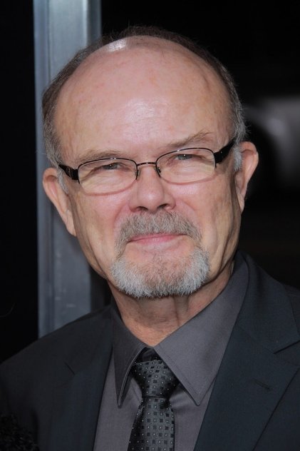 Kurtwood Smith como Dr. Joseph Wanless