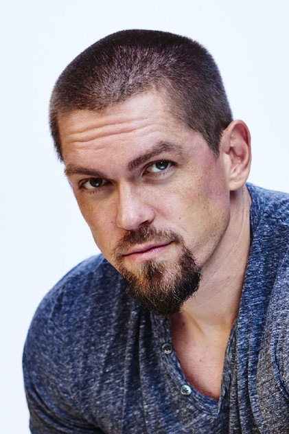 Steve Howey como Mike Nazarian