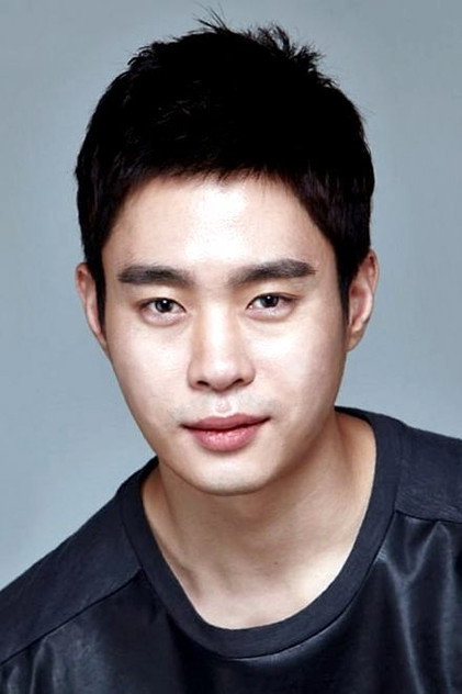 Kim Dong-young dans le rôle de 만코