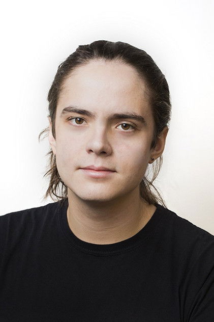 Miles Robbins como Aspen Bell