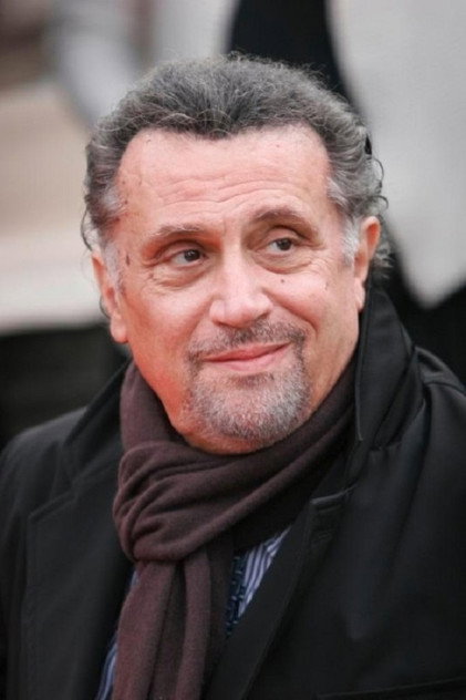 Andrea Roncato as Gualtiero
