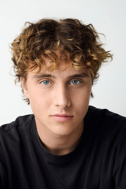 Joseph Zada como Cal Trask