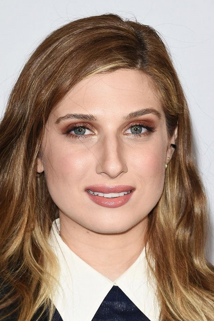 Emily Arlook jako Rebecca