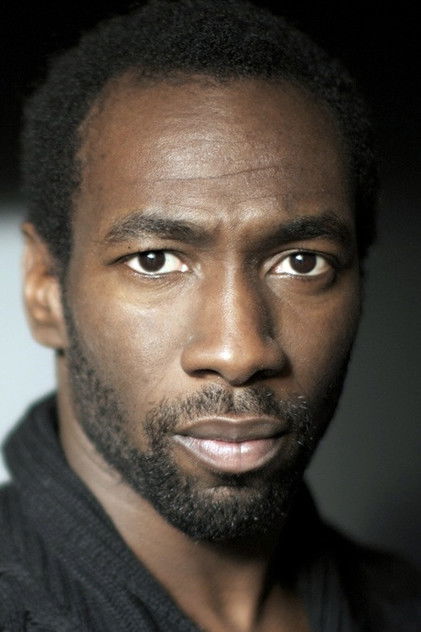 Cyril Gueï como Capitaine Julien Mani