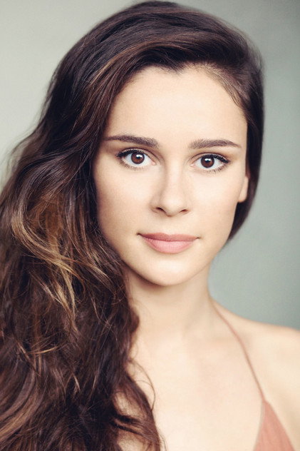 Bella Dayne como Cornelia Lackner