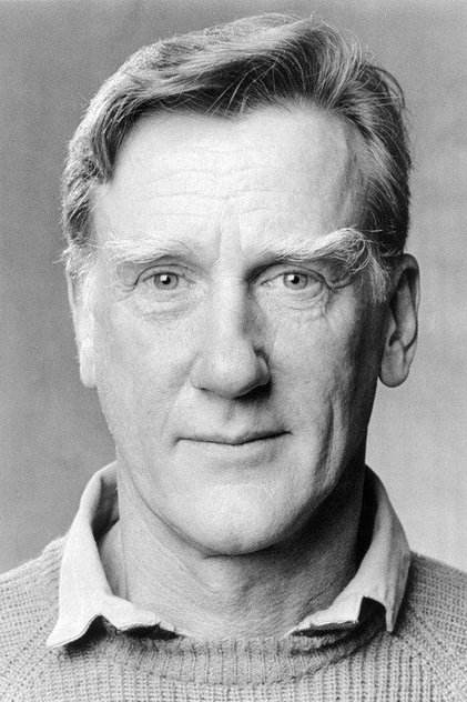 Donald Moffat como Garry