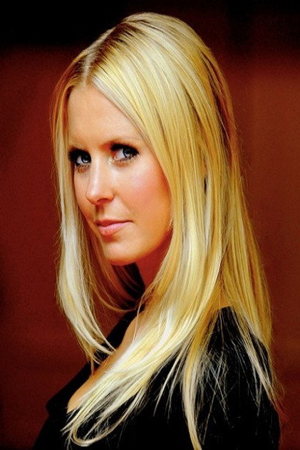 Bettina Holwerda as Angela