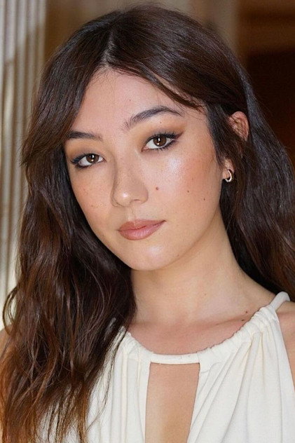 Natasha Liu Bordizzo como Julia
