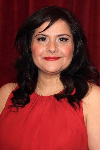 Nina Wadia como Mrs. Tanner