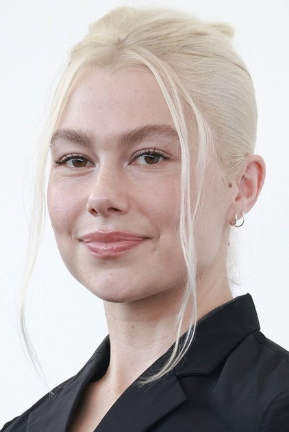 Phoebe Bridgers como Del