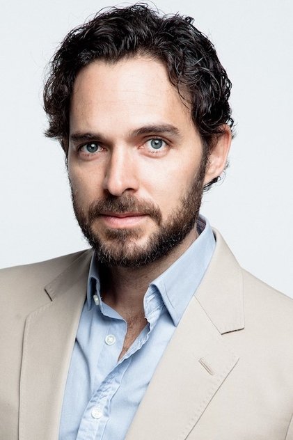 Manolo Cardona dans le rôle de Det. Danger Carmelo
