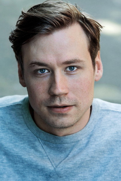 David Kross as Roman