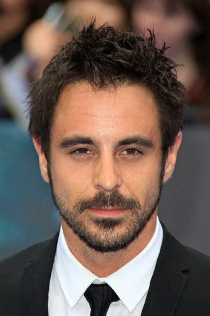Emun Elliott como Calum