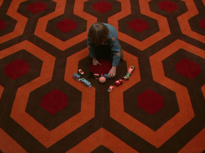 O Iluminado permanece o mais perturbador dos filmes de terror porque nunca nos deixa habitar o medo