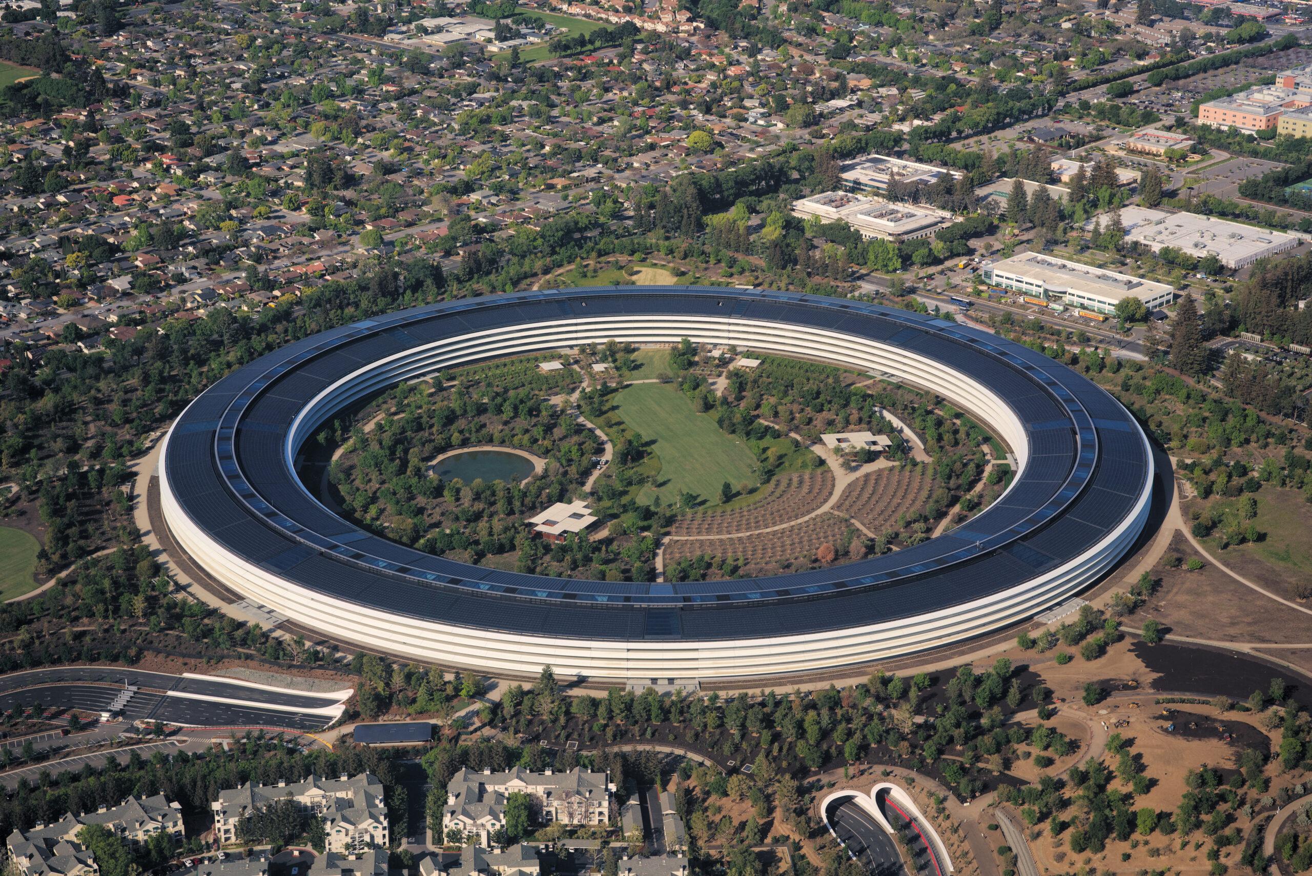 Appleが4兆ドルをハードウェアエンジニアに委ねる — AIレースの遅れは解消されず